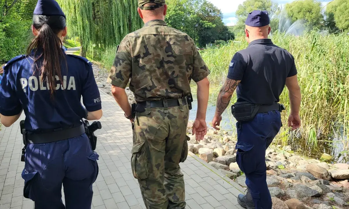 Trzech funkcjonariuszy, w tym policjantka, patroluje teren nad wodą. To może być straz rybacka w akcji.