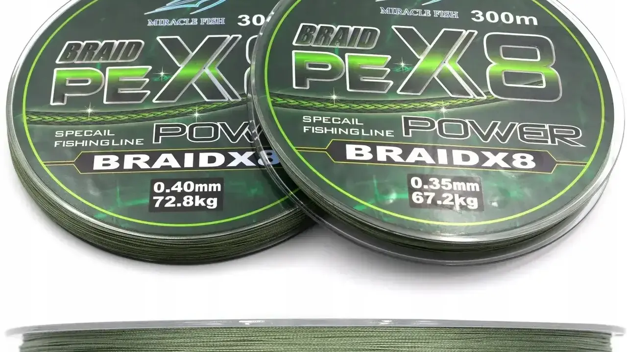 Dwie szpulki plecionki wędkarskiej Miracle Fish Braid X8. Jedna ma 0.40mm (72.8kg), druga 0.35mm (67.2kg). Idealna grubość plecionki na szczupaka.