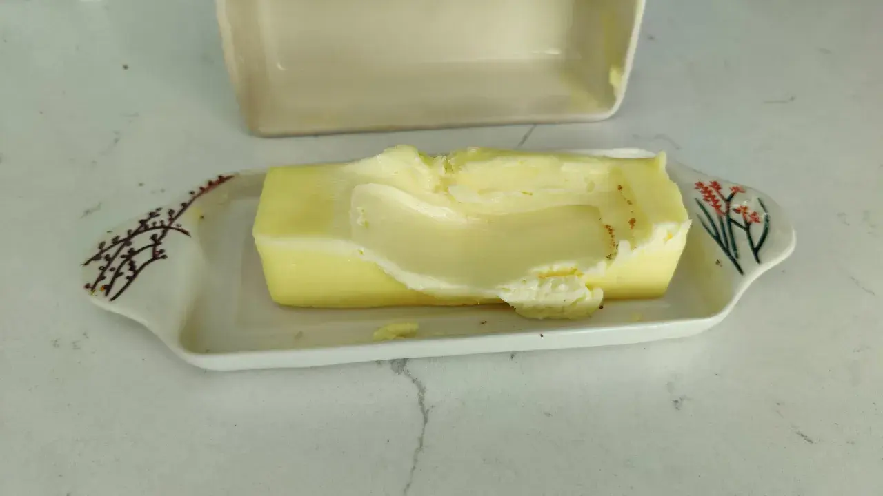 Skisłe masło na talerzyku z kwiatkami. Idealne do ryb, które lubią lekko kwaśny smak.