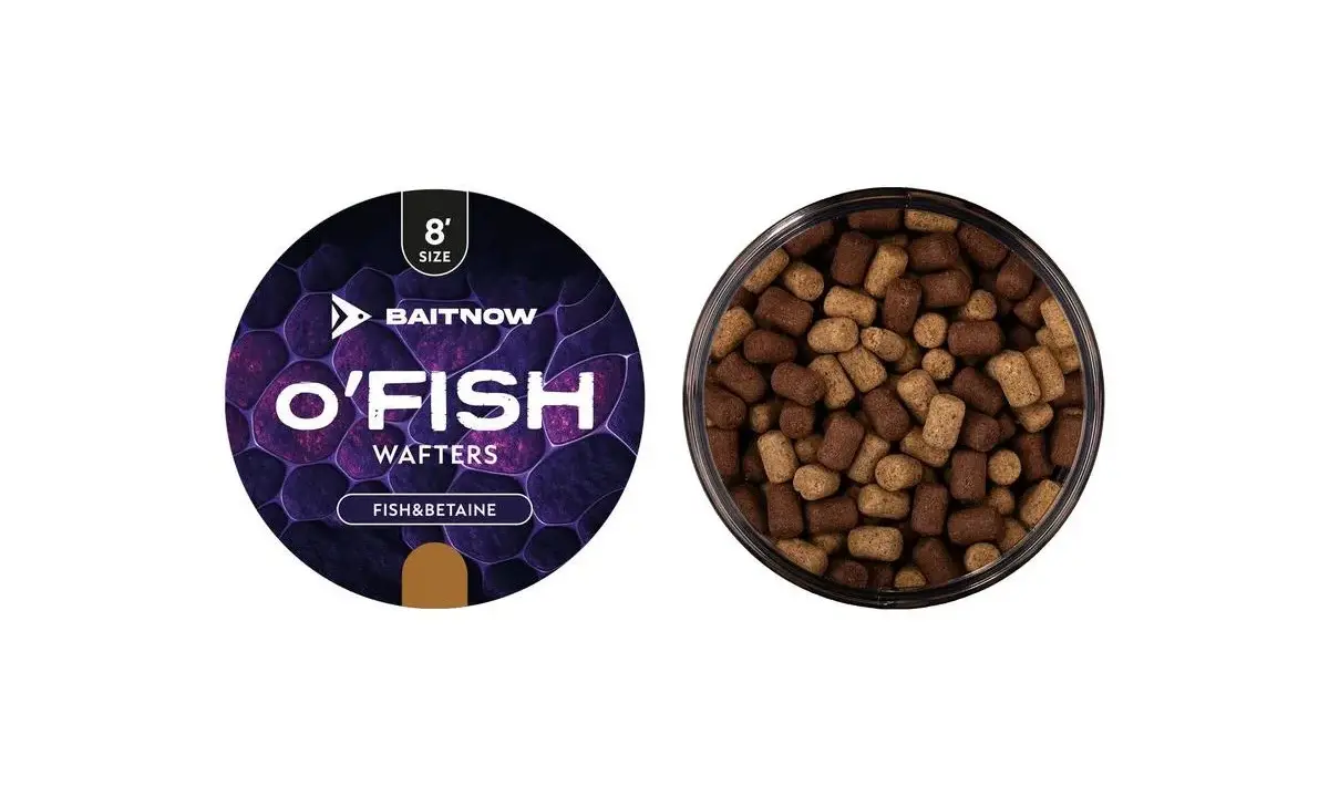 Dwa pojemniki z przynętą wędkarską. Po lewej etykieta "O'FISH Wafters Fish&Betaine", po prawej widok z góry na brązowe i beżowe kulki haczykowe.