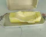 Skisłe masło na talerzyku z kwiatkami. Idealne do ryb, które lubią lekko kwaśny smak.
