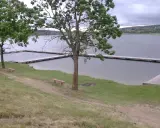 Olsztynek jezioro z drewnianymi pomostami i ławkami zaprasza do odpoczynku.