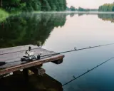 Wczesny poranek na Mazurach, mgła unosi się nad jeziorem, a wędka czeka na pierwszy brzeg. Idealne miejsce na wędkowanie.