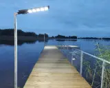 Drewniany pomost nad jeziorem, oświetlony lampami, zaprasza do wieczornego spaceru. Czy pomost nad jeziorem może być prywatny?