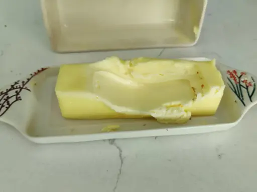 Skisłe masło na talerzyku z kwiatkami. Idealne do ryb, które lubią lekko kwaśny smak.
