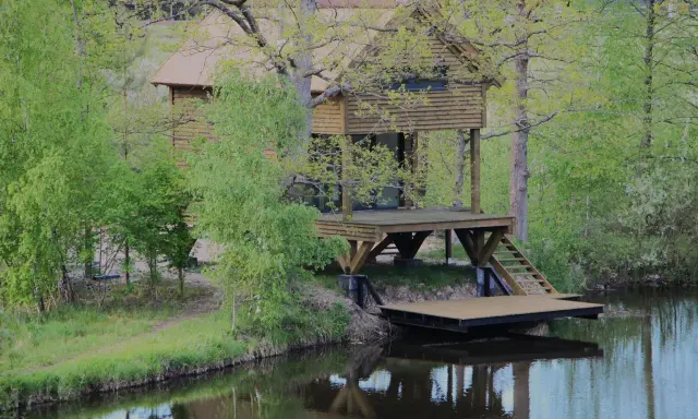 Drewniany domek na wodzie, idealne miejsce na agroturystykę z wędkowaniem.