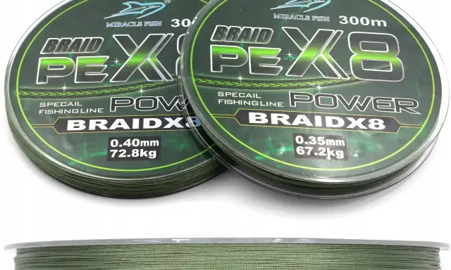 Dwie szpulki plecionki wędkarskiej Miracle Fish Braid X8. Jedna ma 0.40mm (72.8kg), druga 0.35mm (67.2kg). Idealna grubość plecionki na szczupaka.
