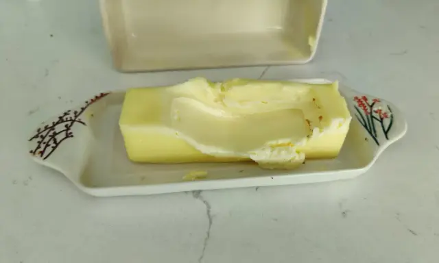 Skisłe masło na talerzyku z kwiatkami. Idealne do ryb, które lubią lekko kwaśny smak.