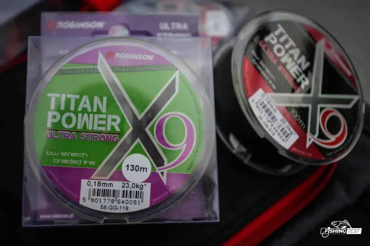 Dwie szpulki plecionki z żyłek Robinson Titan Power. Jedna zielono-fioletowa, druga czarno-czerwona.